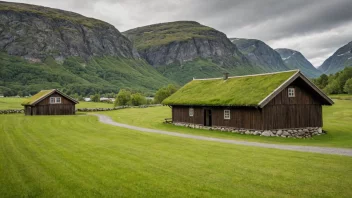 En tradisjonell norsk gårdbygning med torvtak og trevegger, omgitt av rullende åser og marker.