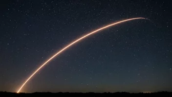 En meteor eller stjerneskudd som streker over natthimmelen.