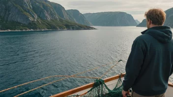 En norsk fiskebonde på sin båt, med et fiskegarn og et naturskjønt kystlandskap.