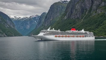 Et kystcruiseskip som seiler langs norskekysten.