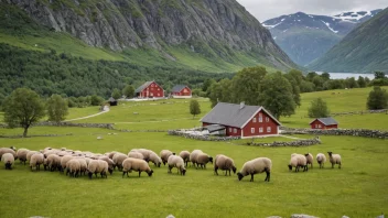 Et pittoreskt norsk fjellgårdslandskap med sauer som beiter i forgrunnen og et tradisjonelt fjellgårds hus i bakgrunnen.