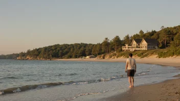 En person som nyter utsikten over havet fra sitt strandhus.