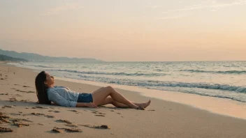 Et fredelig bilde av en person som slapper av på en strand med en rolig havutsikt