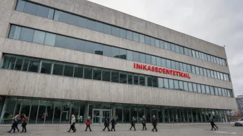 Et foto av en stor kontorbygning med en skilt som leser 'Inkassosentral' på norsk.