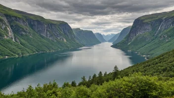 Et idyllisk sommerlandskap i Norge, som viser landets milde klima.