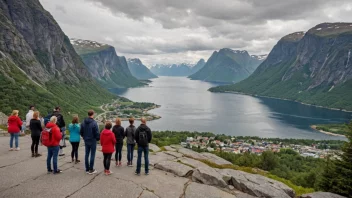 Et malerisk landskap av et kjent turiststed i Norge, med en gruppe turister som nyter utsikten.