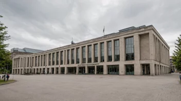 Et foto av en universitetsbygning med en skilt som indikerer at den er statsakkreditert.