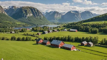 Et pittoreskt norsk gårdsbruk med en tradisjonell gård og uthus, omgitt av rullende åser og fjell.