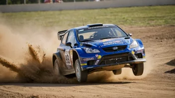 Et rallycross-bil som kjører på en jordbane, med en sky av støv og jord rundt det.