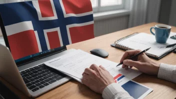 En person som arbeider på et skrivebord med papirer og en laptop, med et norsk flagg i bakgrunnen.