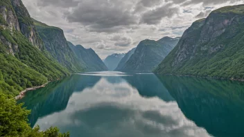 Gandsfjorden, en fjord i vest-Norge, viser sin naturskjønnhet.