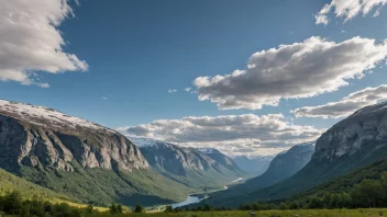 En fredelig dal omgitt av fjell og skog.