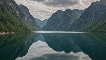 Et vakkert fjord med stille vann og majestetiske fjell i bakgrunnen