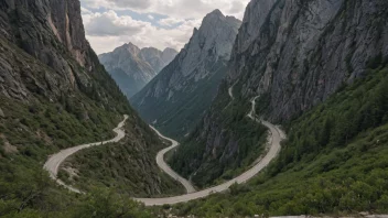 Et naturskjønt bilde av en smal vei som slynger seg gjennom et fjellandskap.