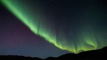 Sydlys, også kjent som Aurora Australis, er et naturfenomen som forekommer når ladede partikler fra solen interagerer med jordens magnetfelt og atmosfære.