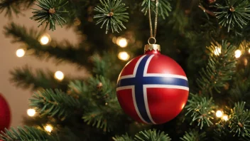 En julekule med norsk flagg i bakgrunnen.