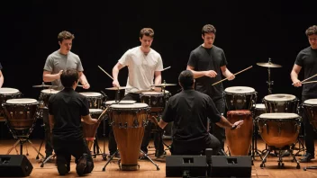 En gruppe musikere som spiller slagverkinstrumenter på scenen