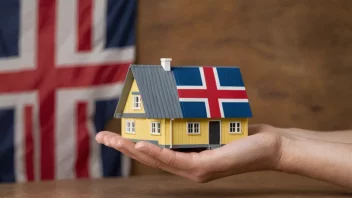 En person som holder et husmodell med et norsk flagg i bakgrunnen