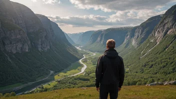 Ein person frå ein dal i Noreg, med eit naturskjønt dalandskap i bakgrunnen.