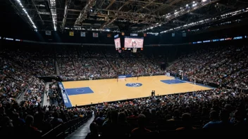 En stor innendørs idrettshall med en basketballbane og sitteplasser for tusenvis av tilskuere.