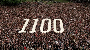 En stor menneskemengde med et gigantisk tall 1000 fremtredende i sentrum.