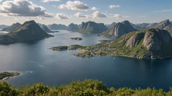 Et fredelig landskap av Hisøys øy med rullende åser og et rolig hav