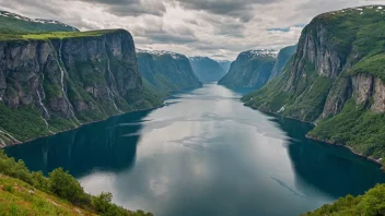 Et naturskjønt landskap på Vestlandet, med en fjord, fjell og vannfall.