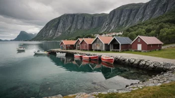 En tradisjonell norsk båtshed med et tak og trevegger, omgitt av båter og et naturskjønt kystlandskap.