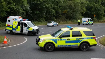 En scene av en trafikulykke med nødetatene på stedet