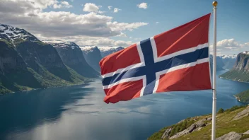 Et norsk flagg som vifter i vinden, med et naturskjønt landskap av fjorder og fjell i bakgrunnen.