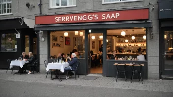 En restaurant med en skilt som leser 'Serveringsselskap' på norsk.