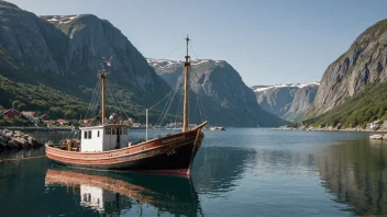 En tradisjonell norsk fiskebåt, kalt svartebåt, fortøyd ved en pittoresk havn med fjell i bakgrunnen.