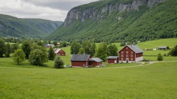 Et pittoreskt norsk gårdsbruk med åkrer og åser