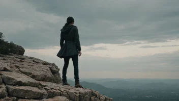 En person som står fast på en steinete klippe, med et sterkt og bestemt uttrykk.