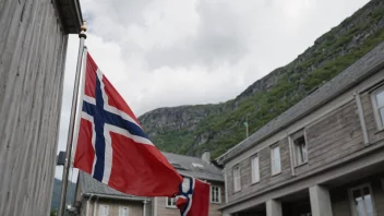 Et norsk flagg festet til en bygning eller en stolpe.