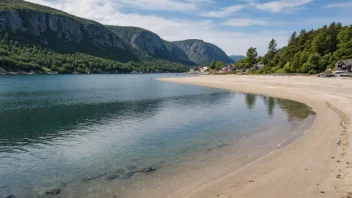 En fredelig strand med krystallklart vann og omgitt av frodige grønne åser.