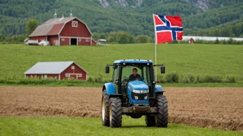 En idyllisk norsk gård med en traktor og en låve.