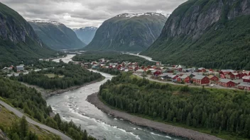 En pittoresk norsk bergverksby omgitt av fjell og skog.