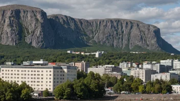 Et bilde av en bygning med en skilt som leser 'Eiendomskonsern' på norsk, med en bylandskap i bakgrunnen.