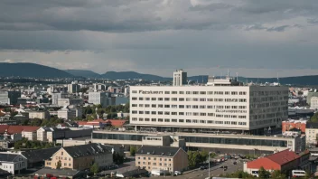 Et foto av en stor bygning med en skilt som leser 'Fastighetskonsern' på norsk, med en bysilhuett i bakgrunnen.