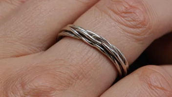 En smulring på en finger, med en tynn metalltråd som danner ringen.