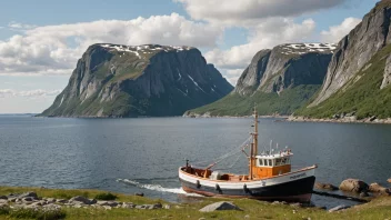 Et norsk fiskebåt er avbildet under seinotfiske, med et stort nett utplassert i vannet. Båten er satt mot en naturskjønn kystlandskap med fjell og trær i bakgrunnen.