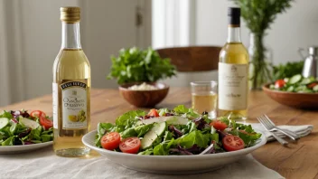 En flaske hvitvinseddik på et bord med en salat i bakgrunnen