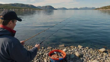 En person i en båt, som fisker etter reker med et nett i havet.