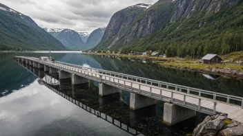 En trepontongbro i en norsk fjord, med fjell og trær i bakgrunnen.