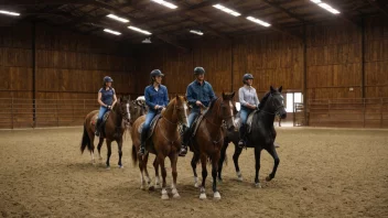 En gruppe mennesker som rir hester i en ridebane, med en instruktør i sentrum som gir veiledning.