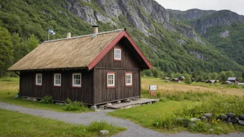 Et tradisjonelt norsk trehus med et skilt for beskyttet kulturmiljø foran.