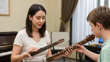 En musikklærer og en elev i et musikkrom, hvor læreren guider elevenes hender på instrumentet.