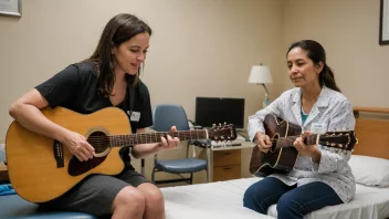 En musikkterapeut spiller gitar med en pasient på sykehus.