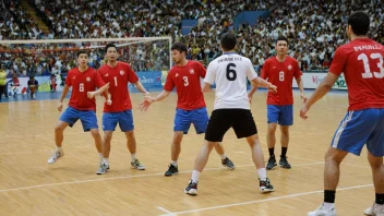 En gruppe menn som spiller håndball i en stadion, med en folkemengde i bakgrunnen.